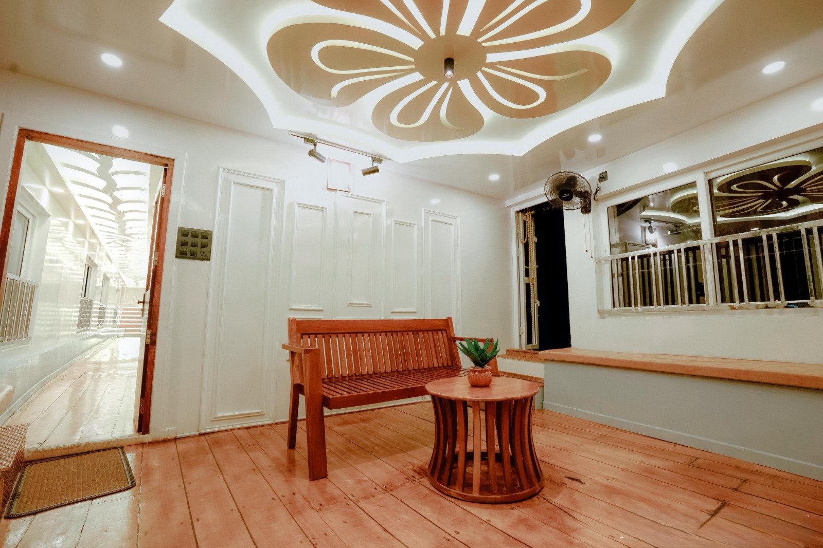 5 bedroom houseboat interior or facilities